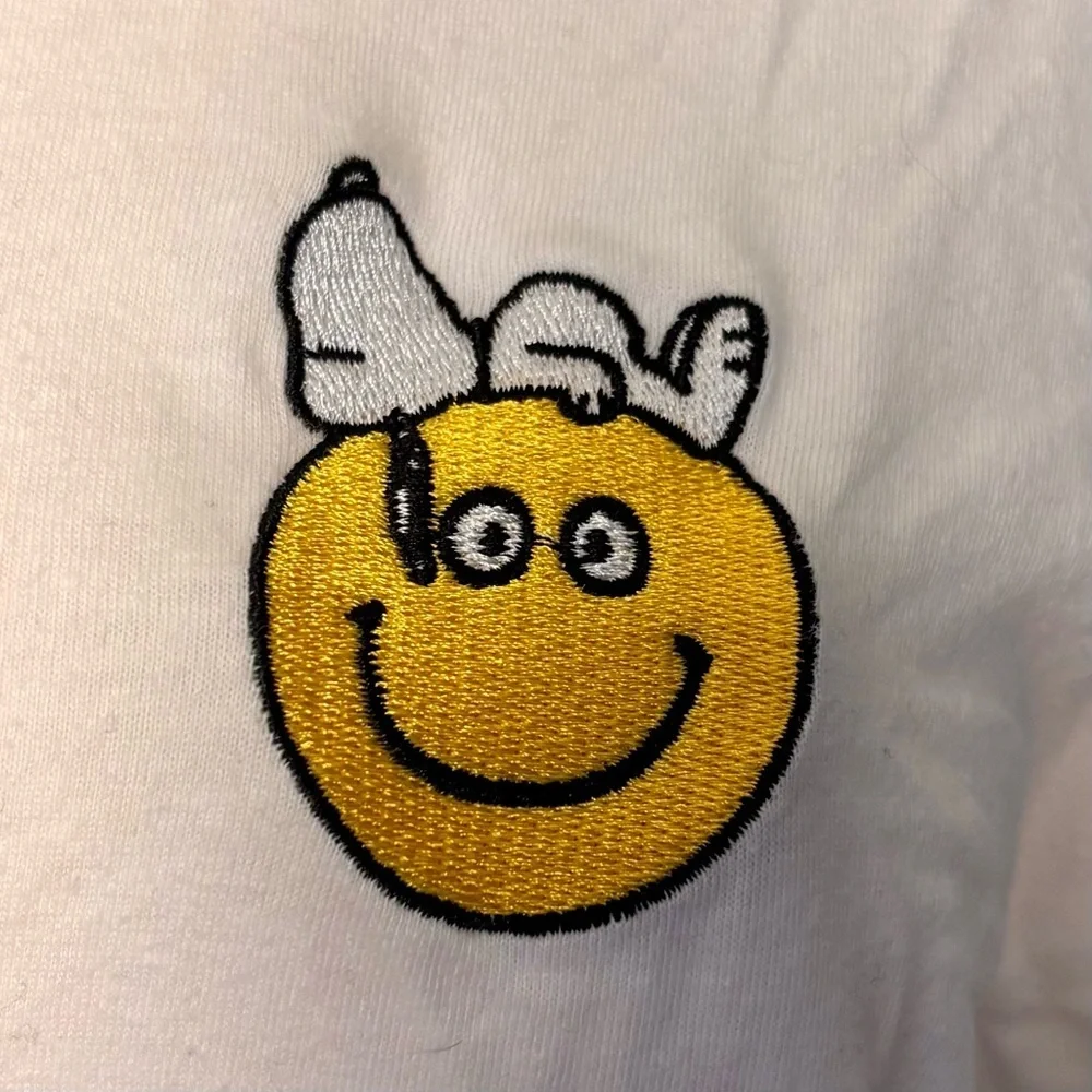 Peanuts Short Sleeve White T-Shirt Embroidered Snoopy Smile Face Size Medium